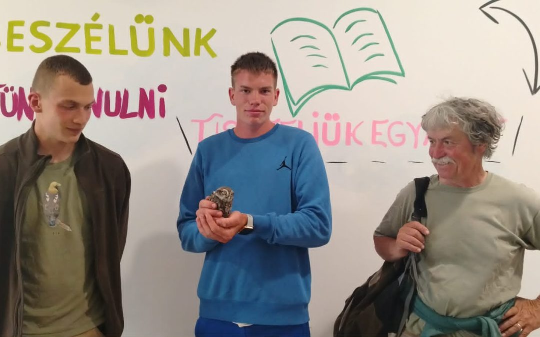 Tollas vendég az iskolában: Mentőakció és gyűrűzés a Duna-Ipoly Nemzeti Park munkatársával