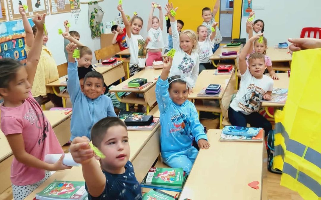 Láthatósági mellények és kulcstartók az iskolánk tanulóinak